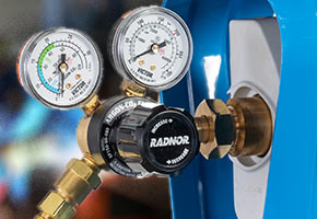 Close-up shot of RADNOR cylinder regulator mounted to a SMARTOP™ welding gas cylinder.